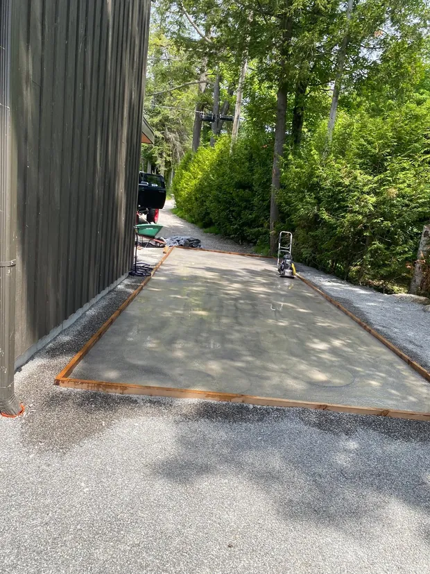 La même dalle vue de l'autre bout, le béton coulé et lissé dans son coffrage