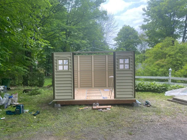Cabanon de vinyle en cours de montage : plancher et murs debout, ni toit ni portes
